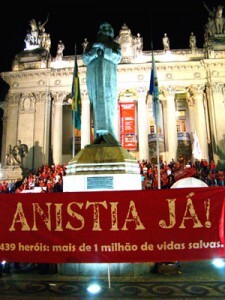 1-ato_em_favor_dos_bombeiros_reune_centenas_de_pessoas_na_escadaria_da_alerj01-225x300.jpg